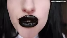 Jouer Noircir le rouge à lèvres