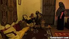 Reproducir Suscriptores en exceso de idiomas estadounidenses viajan a una casa árabe de mala reputación