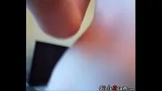 تشغيل شقراء مع النظارات تبشر مؤخرتها وتجسدها