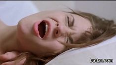 再生 楽しい思春期の若者は彼女の真っ赤な膣と適度なバントホールを犯されます