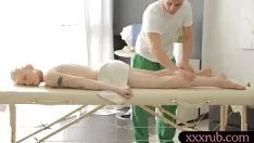 تشغيل يحصل laided طفل شقراء من قبل ضيق مدلكة شوتور
