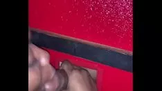 Reproducir ryan acaricia se somete a un striptease en su primer hoyo brillante