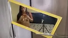 Играть Кел Сантос смотрит в зеркало на свои грехи