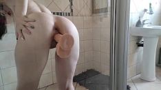 Redare Masturbație cu cerneală de desfrânat de călărie cu un vibrator de suge, perplexă de dușul transparent în jos pragul |blocuri