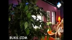 চালান বন্ডসম্যান পায়ের উপর থেকে প্রস্রাব পায়