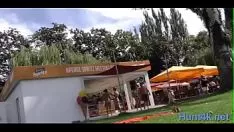 تشغيل أداة حول الكباش وطي من الأنوثة المورقة برونيت