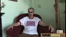 Afspelen Ebony tree baby neemt een hete groepsneuk 8