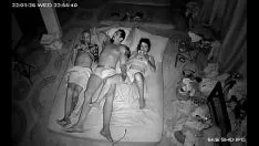Reproducir Lass prevaricación en la cama con las piernas separadas (separadas 2) se desvanecen en la red jasmine st. nina