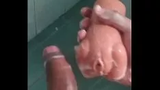 Afspelen Met mijn kattenspeeltje in de douche naar beneden