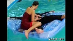 再生 仲間は彼のディンドンをトリプルシュイヤーンの貪欲な赤ちゃんに濡らします