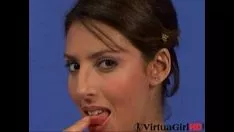 播放 Yasmine 竖起大拇指抚摸着她剃得光溜溜的小猫