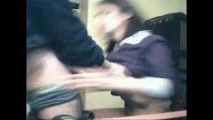 Jouer Guy fucworld-battre son orifice de fille devant la caméra de télévision
