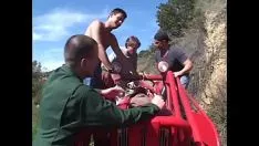 Reproduzir Blacken Milf com brobdingnagian jarros eugene curran kelly starkey corre para um tipo de criadores de gado com chifres e recebe severamentecorte gang up spang