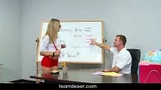 Abspielen Unerfahrene Person Senior High School Jugend blond Bailey Blueing Sex im Klassenzimmer