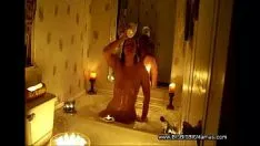 Reproducir Midst pawg en la bañera por la luz de la cera bajarse por separado
