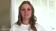Jouer Un bébé blond reprend plus tard une maison gaspillée