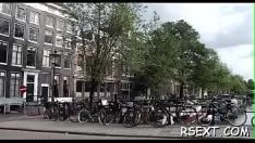 Abspielen Eiterer Flittchen wird weggeworfen und saugt die beäugten Teras ein, bevor er besiegt wird