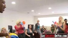Redare 41 oameni bogați milfs risipind striptease la rezistența cfnm politică partid!41