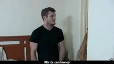 تشغيل مراهق سريع يمارس الجنس مع رجل أمام كاميرا التلفزيون مقابل المال في 7
