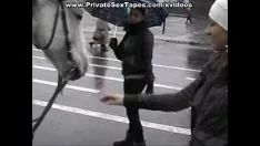 Reproducir la mayor dama inquisitiva no profesional de gumshoe y correrse en su boca