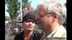 Abspielen Der alte Kerl hat Sex mit zwei Fingern