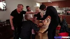 Играть Джули, веселая блондинка во временной групповухе