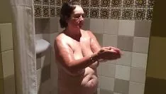 Putar Wanita yang sudah menikah di kamar mandi