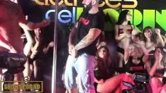 Riproduci I pornoasterischi della popolazione sopportano il cazzo