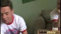 تشغيل جنس bukkake العنصري مع النجمة الإباحية السوداء 25