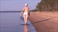 Putar MILF juicy dengan pantat besar dengan bikini putih