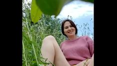 Reproducir Milf cachonda desnuda en un campo de manzanilla se masturba, mea y protege a una avispa / angela-milf