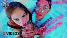 Reproducir Mi hermanastra y su amiga mamandome la verga