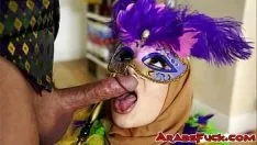Abspielen Ich werde verdammt sein! das gehorsame und unterwürfige arabische babe violet gems und ihr freund nicky rebel feiern karneval auf eine verdammt freche art und weise!