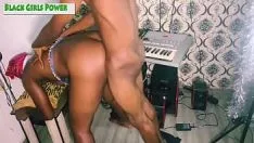 Reproducir El novio adolescente en el coño de su joven novia la hace gotear y correrse mientras folla