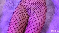 Jouer Asiatique en résille donne un footjob et se prend du sperme sur la chatte