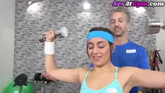 Reproduzir Senhora atlética big booty fodida pelo treinador em doggystyle na academia