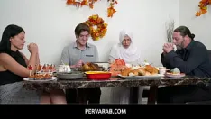 Abspielen Pervarab – thanksgiving-dinner mit freundin in hijab-nadia weiß