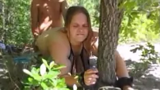 Reproduzir Esposa gostosa, bondage e amarrada na árvore, fica crua buceta sem camisinha foda com buceta na boca, garganta fodendo facial