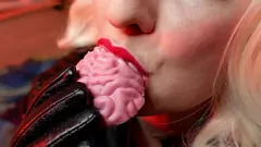 Reproduzir ASMR Mukbang: Close-up de fetiche de comida desleixada de Arya Milf com aparelho