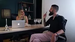 Jouer Dans les coulisses : la pipe amateur sensuelle de Sussy