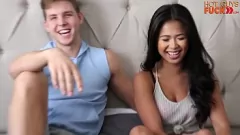 再生 アジアの女神マヤ・モナがアメリカ人サーファー男の硬いペニスに跨る