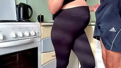 Jouer Préparer un creampie : une MILF enceinte se fait surprendre avec une grosse bite