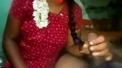 চালান মুখোশযুক্ত আবেগ: ভারতীয় মেয়েটি জনসাধারণের মধ্যে নেমে যায় এবং নোংরা