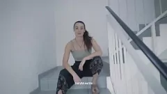 Putar Stairwell Blowjob dan vagina publik berdebar dengan Laura
