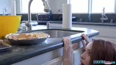 Redare Petite Teen Madi Collins a futut tare în realitate