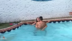 Abspielen Latina Milf verführt den Nachbarn für einen rauen Pool -Blowjob