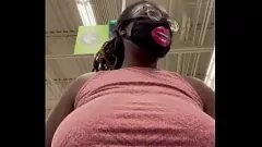 Jouer Ebony Goddess Nookiescookies montre ses énormes seins en public chez Walmart