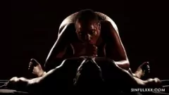 Odtwórz Przeżyj najwyższą fantazję dzięki ogolonym i owłosionym rozkoszom Ebony podczas namiętnego spotkania w saunie spa