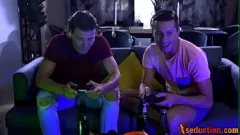 চালান ইউনিফর্ম পরা প্রলোভনসঙ্কুল এশিয়ান হরর বেব আপস্কার্ট অ্যাকশন সহ একটি বন্য ত্রয়ীতে একটি বিশাল মোরগ চালাচ্ছে