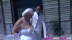 चलाएँ लेसी स्टार, बड़े स्तन वाली दादी दुल्हन, इस कट्टर अंतरजातीय अश्लील दृश्य में एक विशाल काले डिक की सवारी करती है